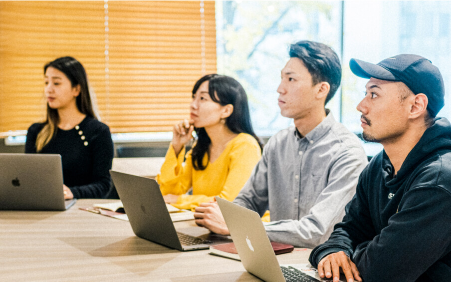 最大6名の超少人数クラスで手厚く学べる